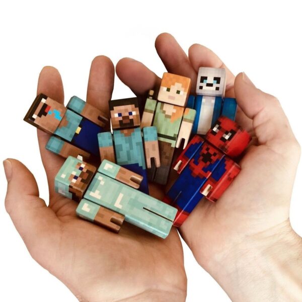 Šest barevných, dřevěných minecraft figurek na dlani